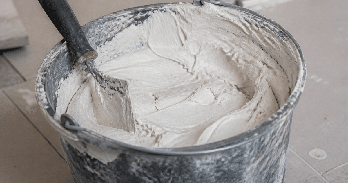 seau gris contenant adhesif blanc epais pour carrelage