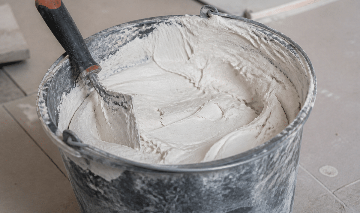 seau gris contenant adhesif blanc epais pour carrelage