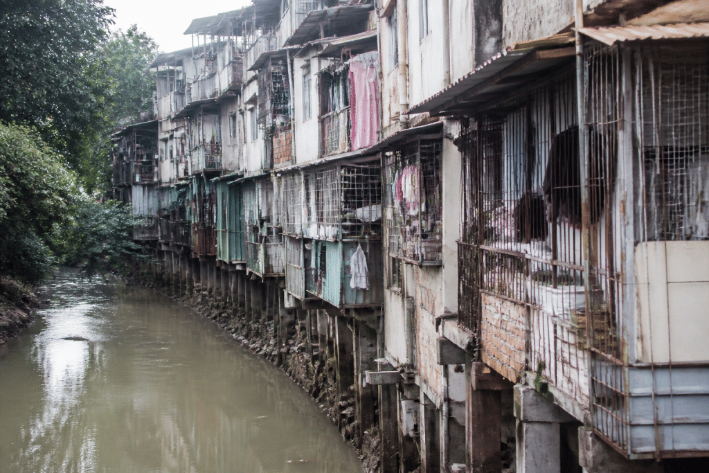 Immeubles densément serrés le long de la rivière urbaine