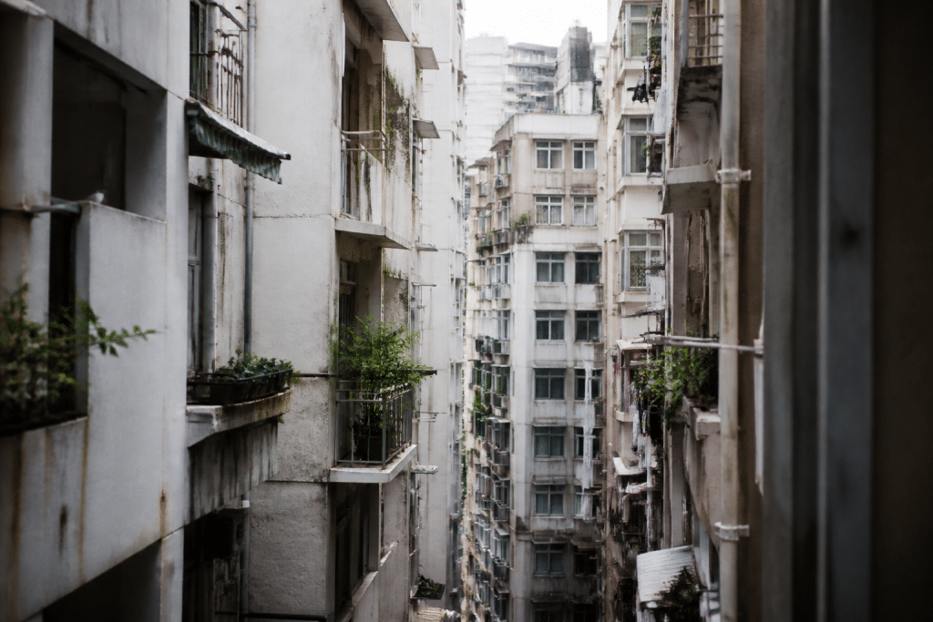 Immeubles urbains denses avec rues étroites et bâtiments serrés