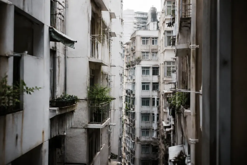 Immeubles urbains denses avec rues étroites et bâtiments serrés