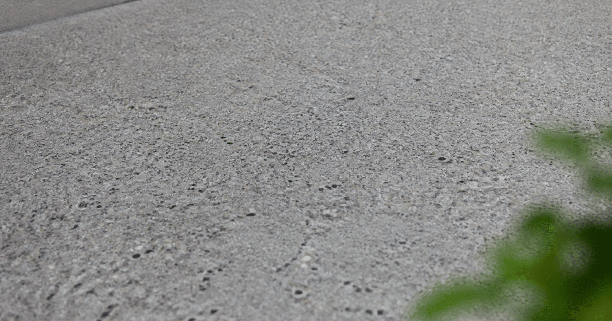 Surface de beton desactive grise avec motif granuleux visible