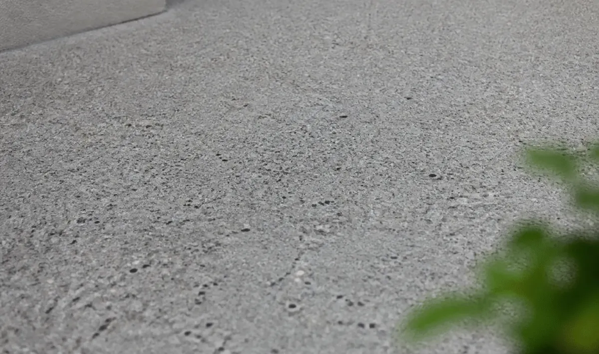 Surface de beton desactive grise avec motif granuleux visible
