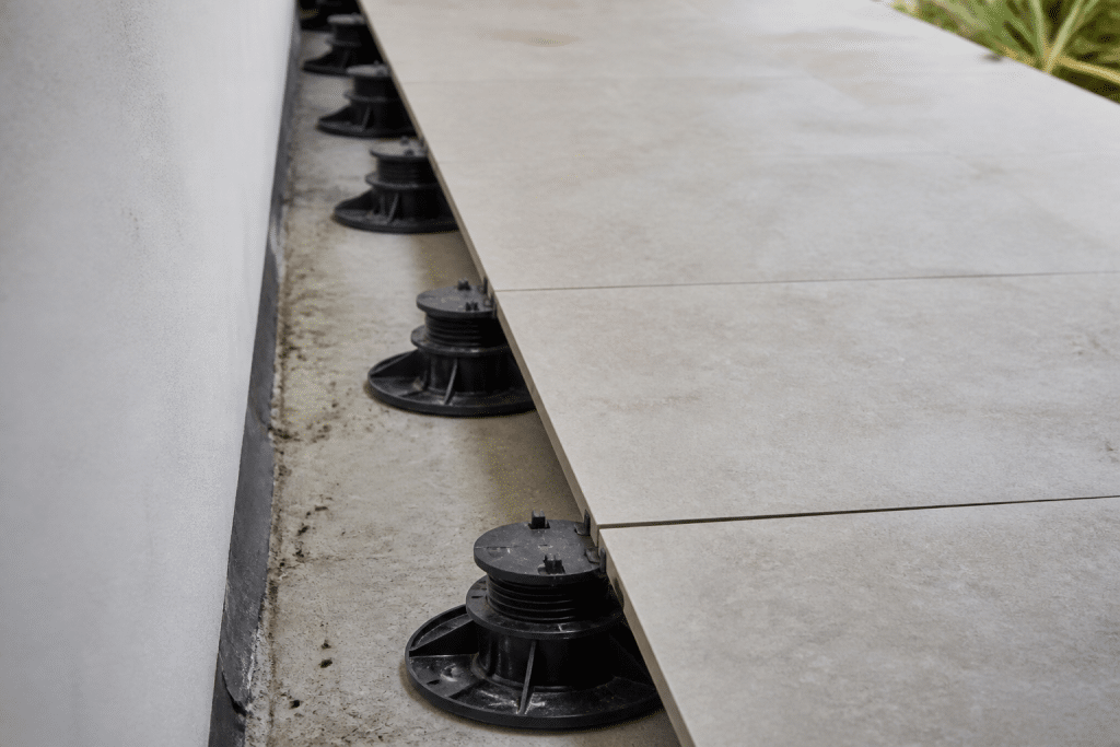 Carrelage gres cerame beige pose sur plots reglables