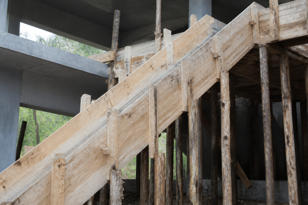 Planches bois formant structure inclinee pour escalier