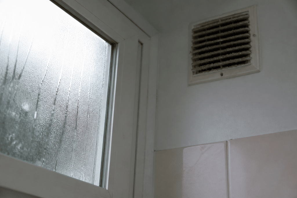 Fenetre avec condensation et grille extraction bloquee visible