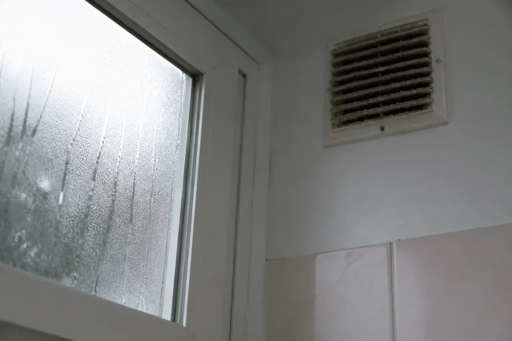 Fenetre avec condensation et grille extraction bloquee visible
