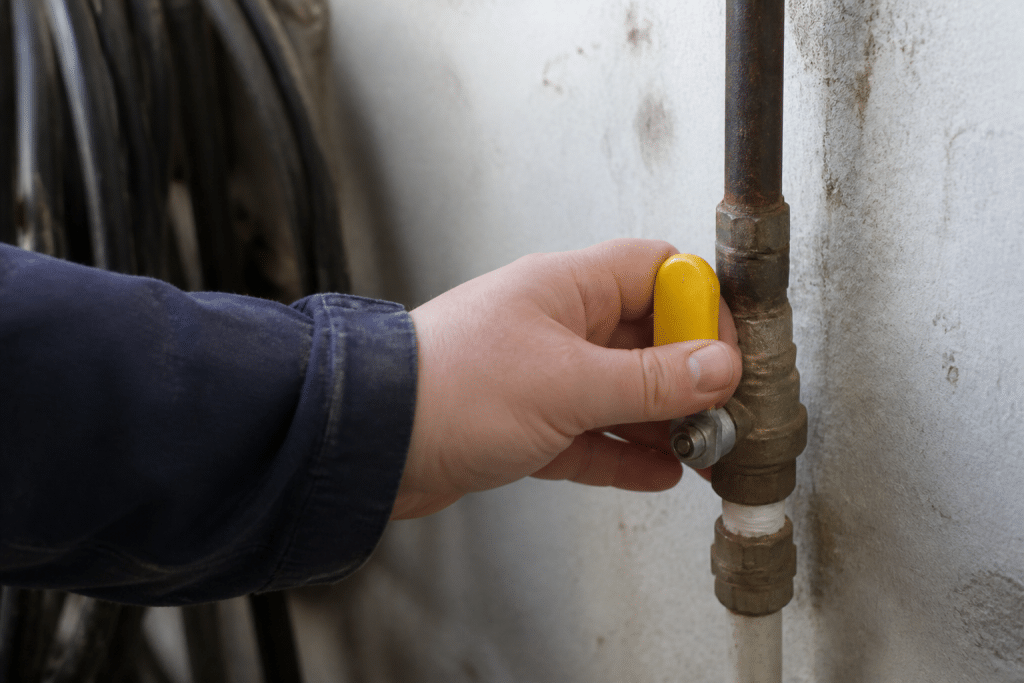 Main coupant alimentation avant manipulation valve gaz