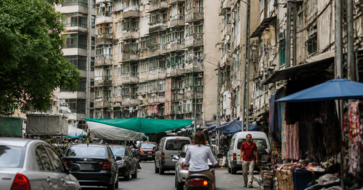 Immeubles collectifs densement construits surplombant rue animee