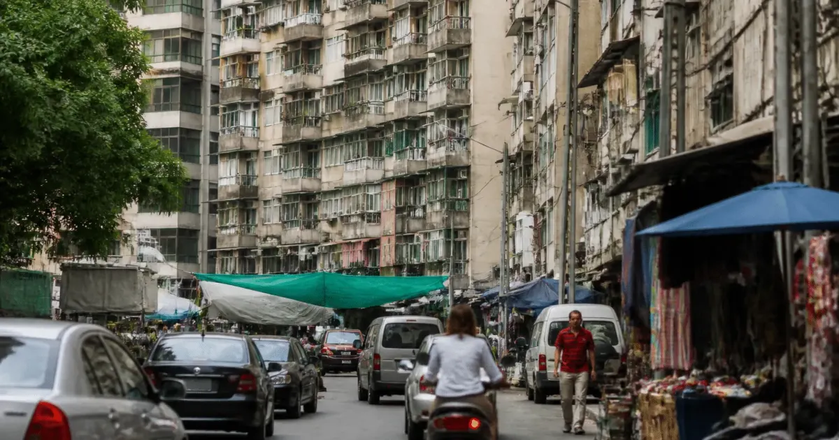Immeubles collectifs densement construits surplombant rue animee