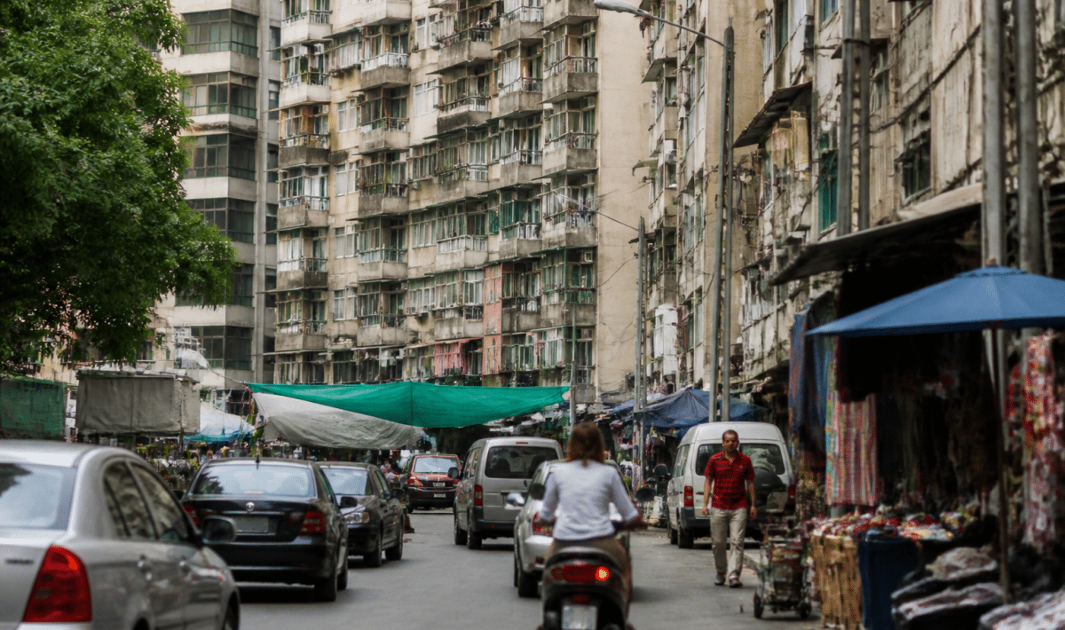 Immeubles collectifs densement construits surplombant rue animee