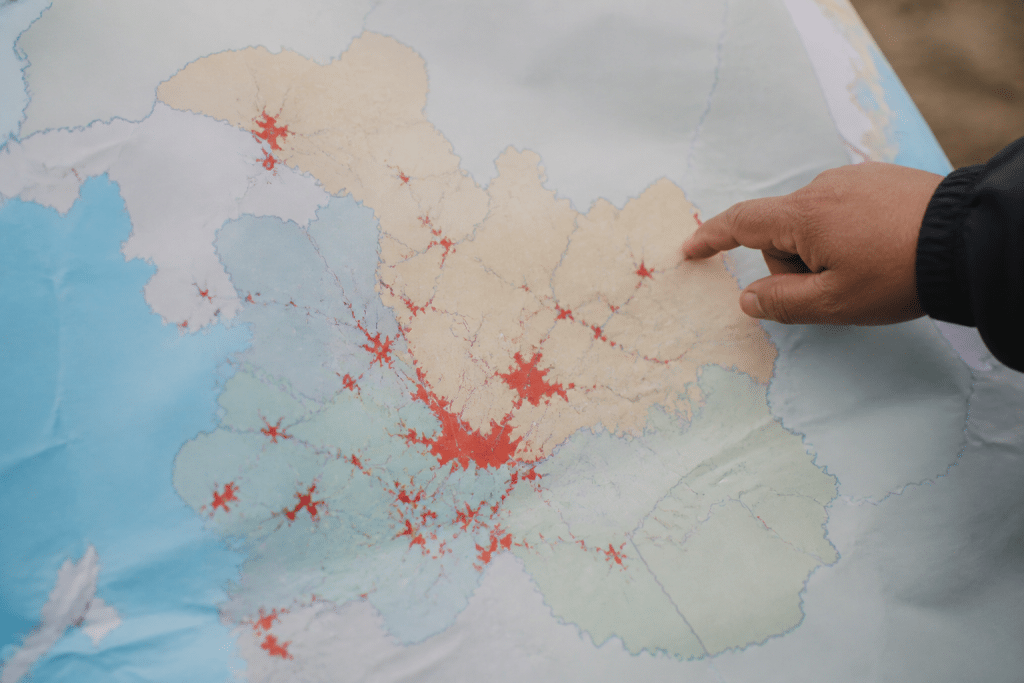 Carte administrative avec zones densément peuplees en rouge