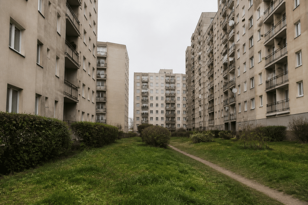 Immeubles collectifs denses avec espaces verts limites