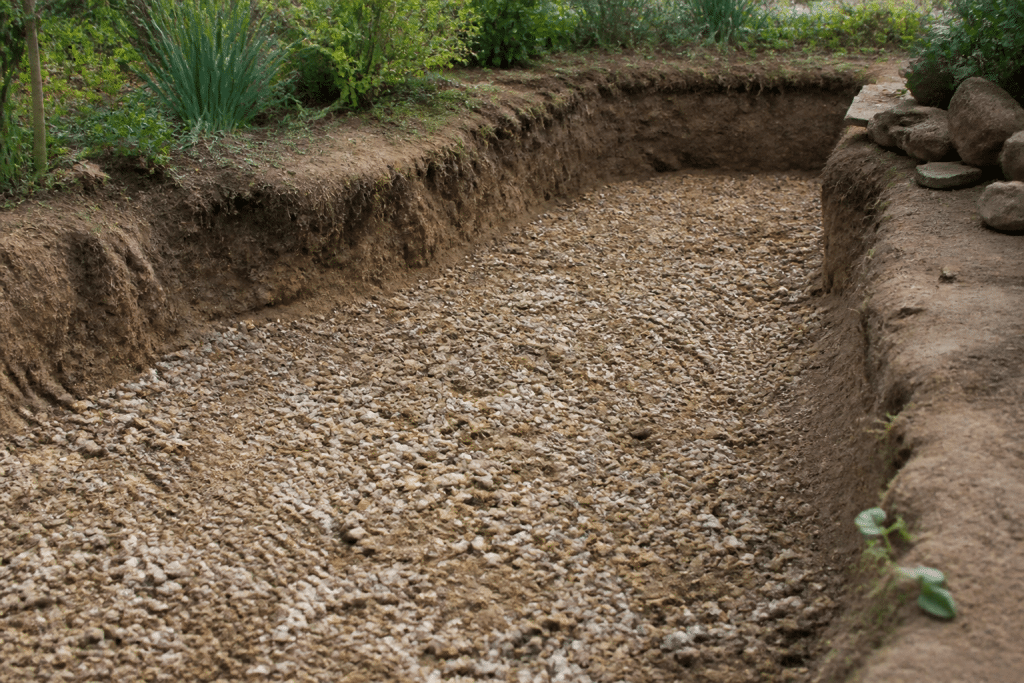 Excavation de terre brune avec graviers étalés uniformément