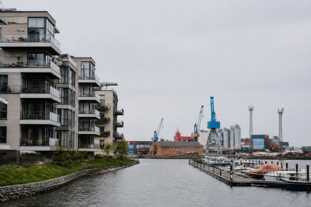 Quartier residentiel avec immeubles modernes et zone portuaire