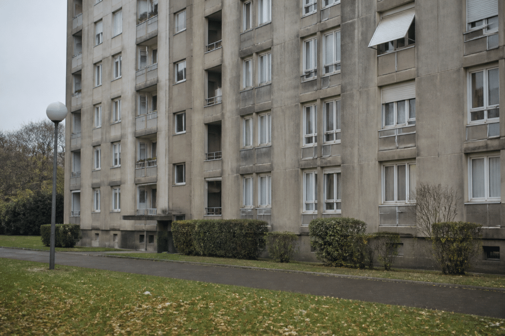 Immeubles collectifs des années 1970 avec facades grises usees