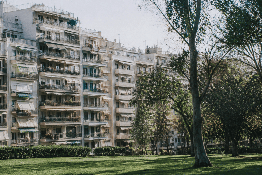 Immeubles collectifs densément construits près espace vert urbain