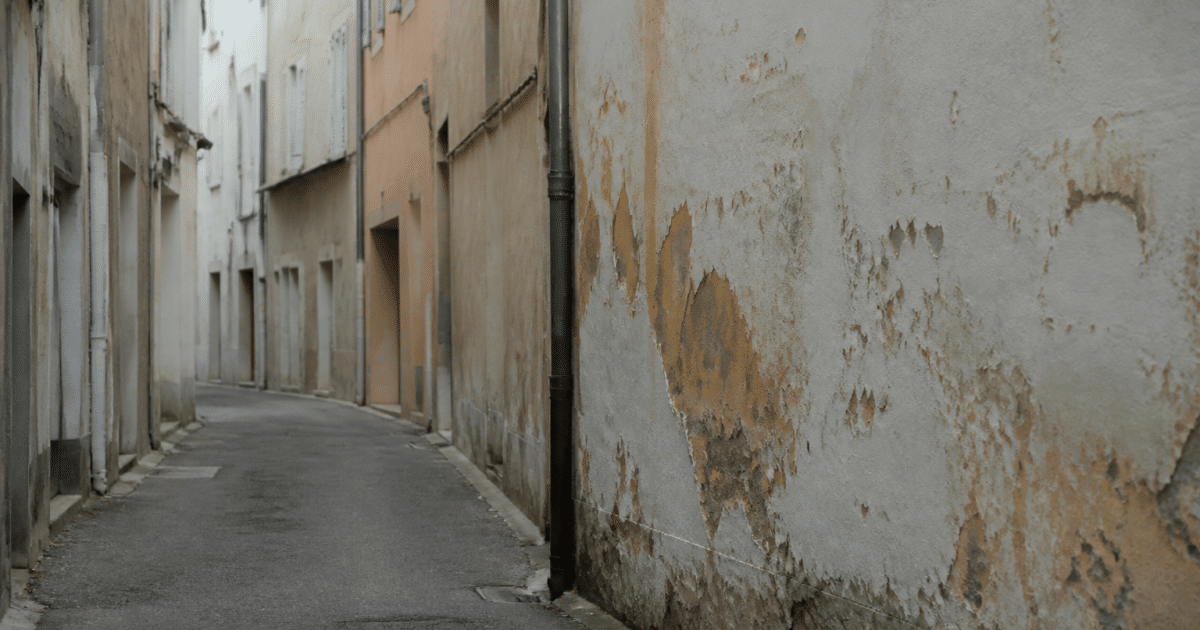 Rue etroite avec immeubles delabres et murs peels a Martigues