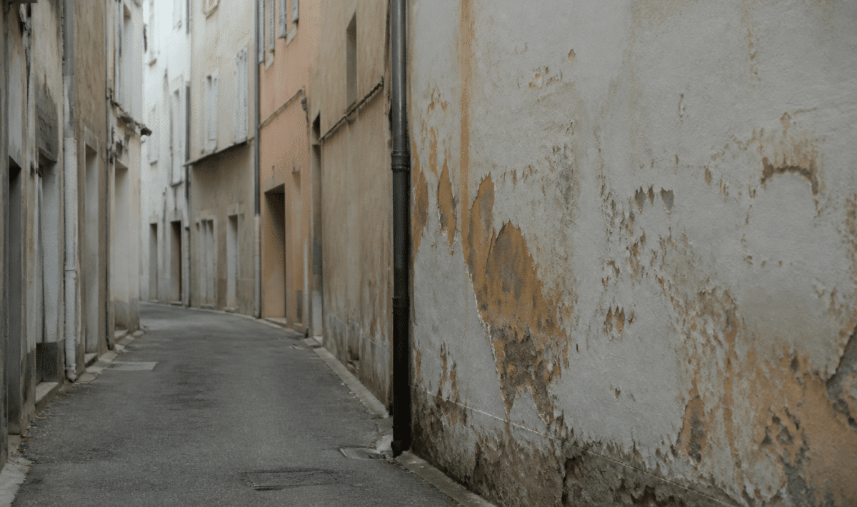 Rue etroite avec immeubles delabres et murs peels a Martigues