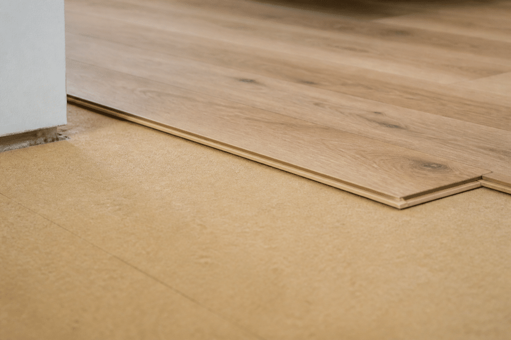 Lames de parquet emboitees sur sous-couche isolante beige
