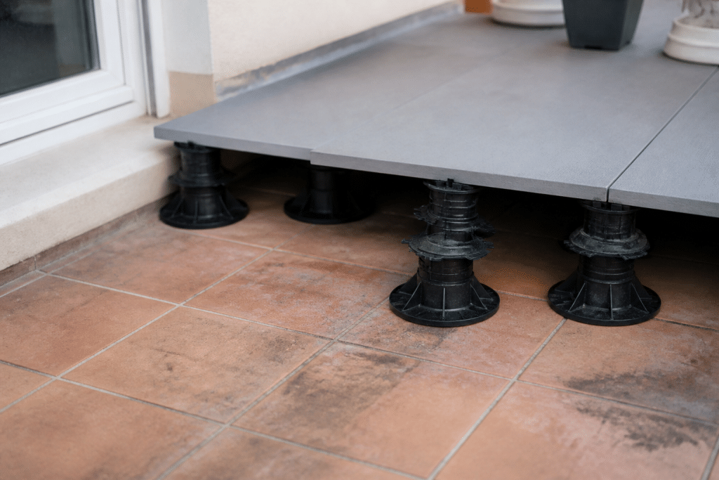 Plots de surelévation sur ancien carrelage de terrasse