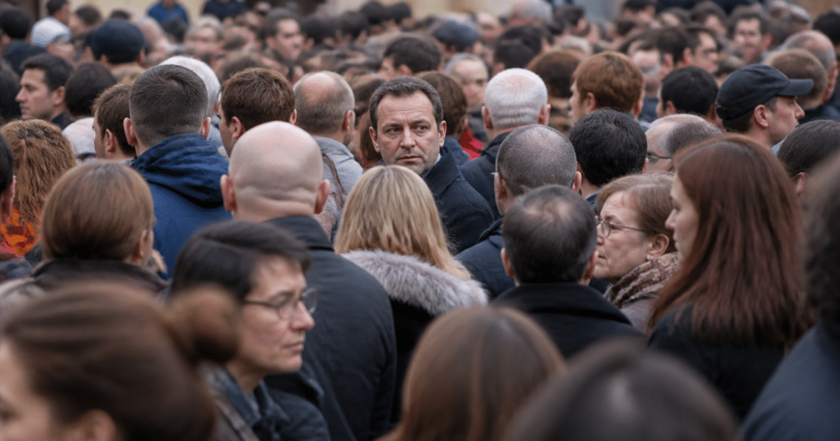 Foule de personnes debout densement regroupees dans rue urbaine