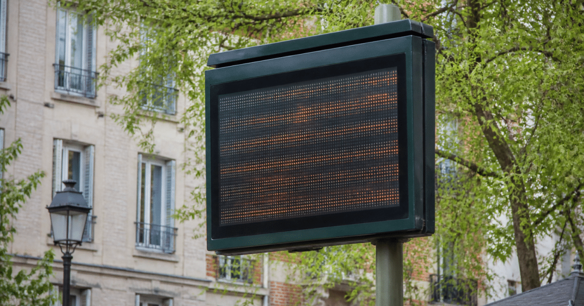 Panneau indicateur affichant chiffres population ville française