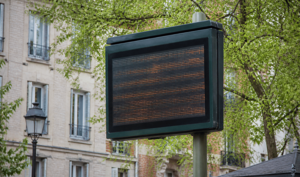 Panneau indicateur affichant chiffres population ville française