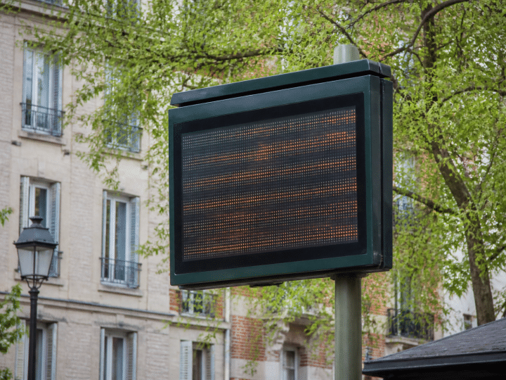 Panneau indicateur affichant chiffres population ville française