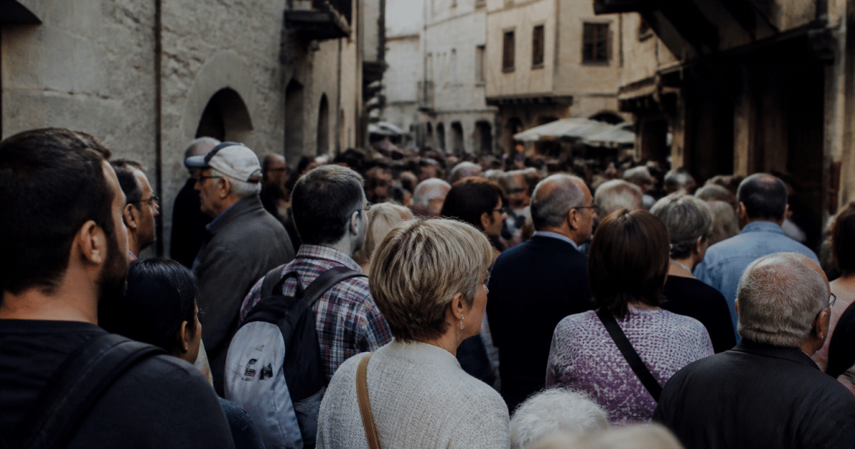 Foule dense de residents debout dans les rues medievales