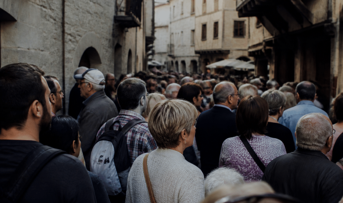 Foule dense de residents debout dans les rues medievales