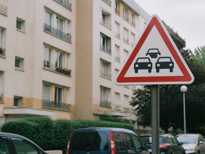Panneau indicateur affichant population dense ville banlieue parisienne