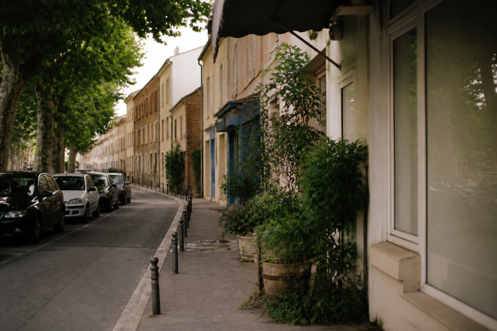 Rue paisible avec petits commerces et maisons familiales