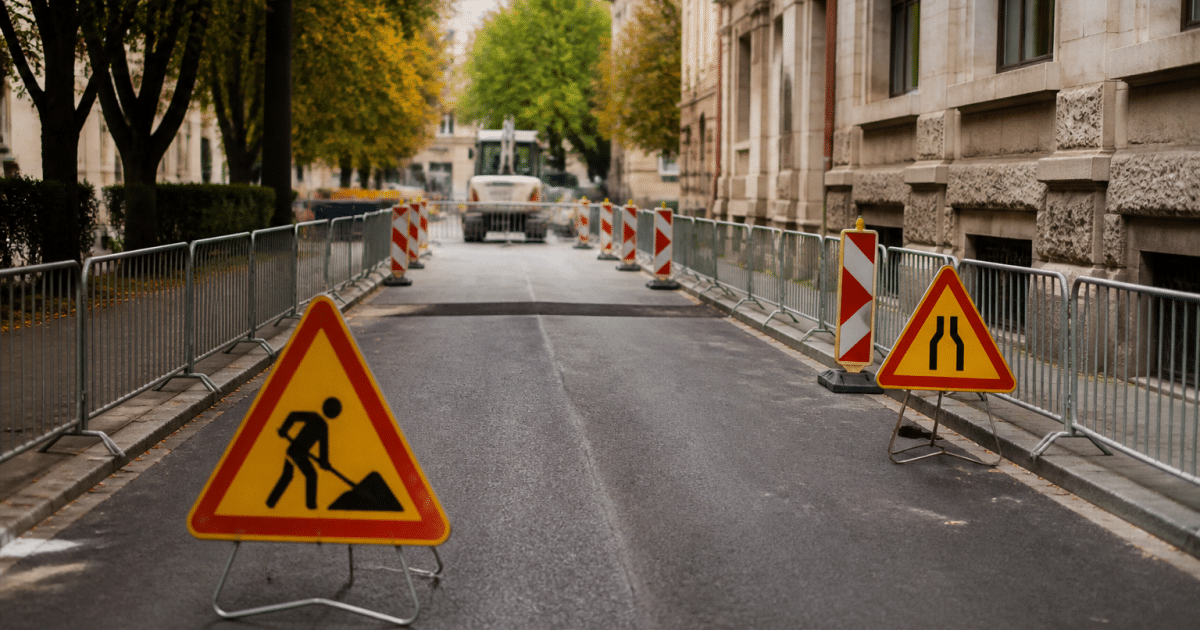Rues urbaines délimitées avec panneaux d'avertissement visibles