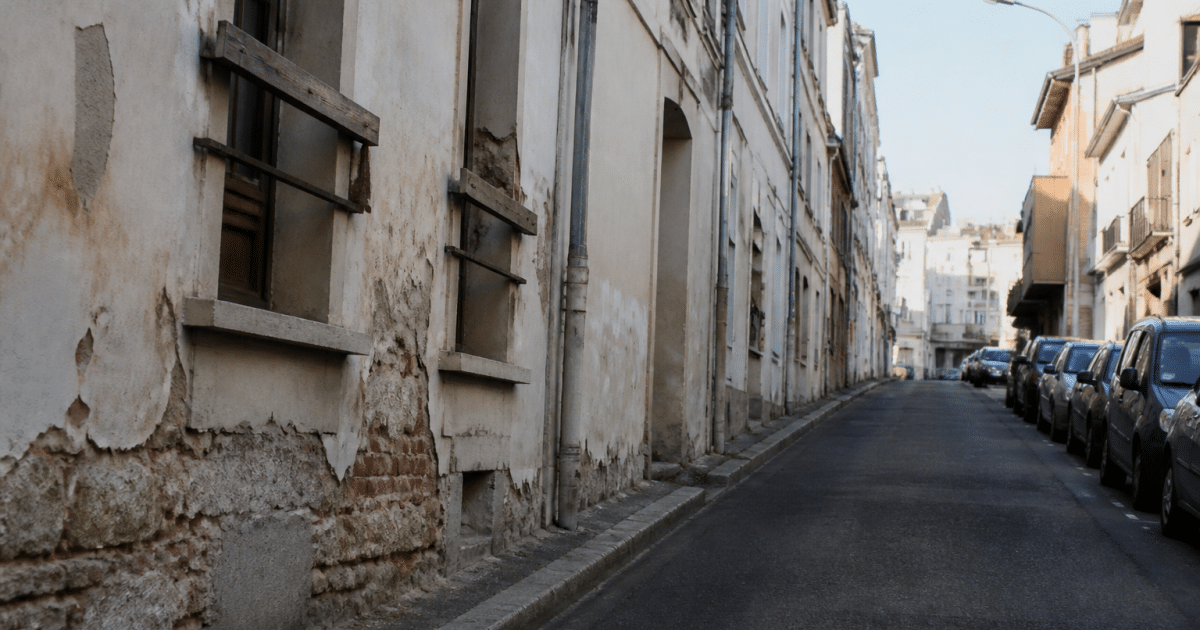 Rue urbaine avec immeubles degrades et facades usees a Suresnes