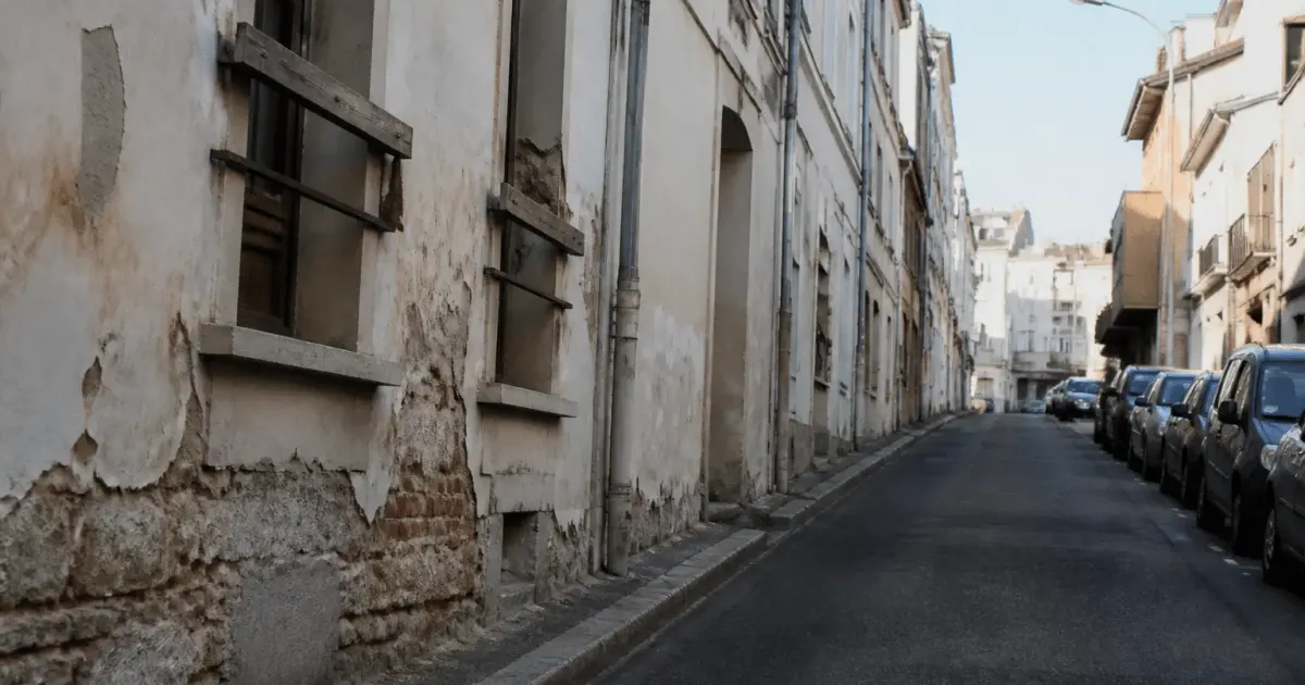 Rue urbaine avec immeubles degrades et facades usees a Suresnes
