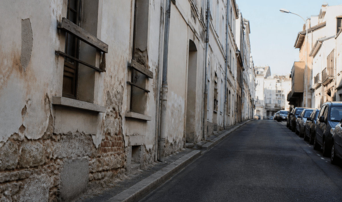 Rue urbaine avec immeubles degrades et facades usees a Suresnes