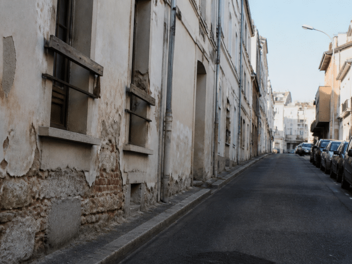 Rue urbaine avec immeubles degrades et facades usees a Suresnes