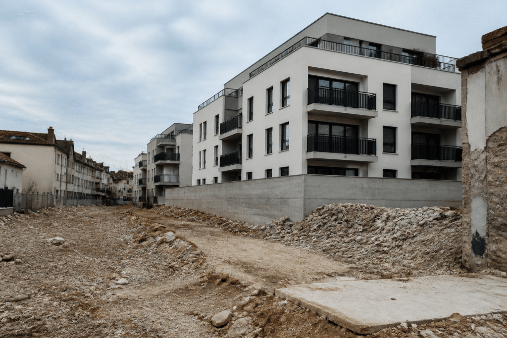 Immeuble ancien démoli, nouveaux bâtiments modernes construits