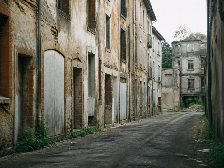 Rues desertes d'Albi avec facades degradees et immeubles abandonnes