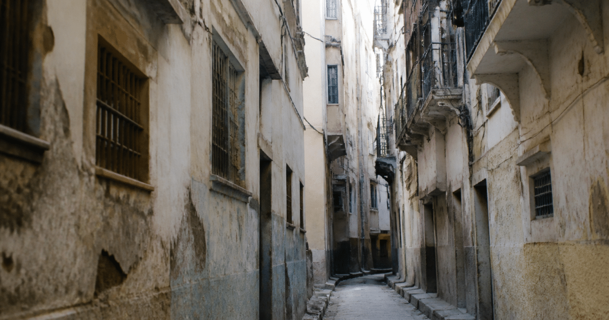 Rues etroites avec immeubles delabres et facades usees par le temps