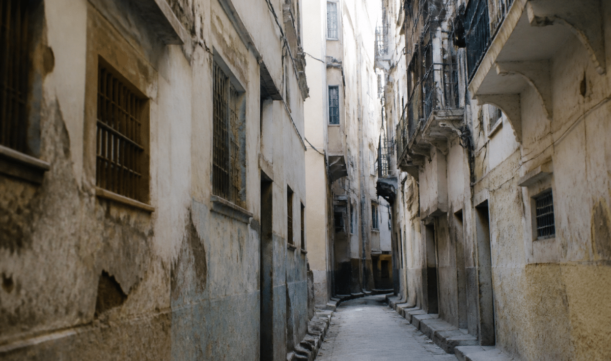 Rues etroites avec immeubles delabres et facades usees par le temps