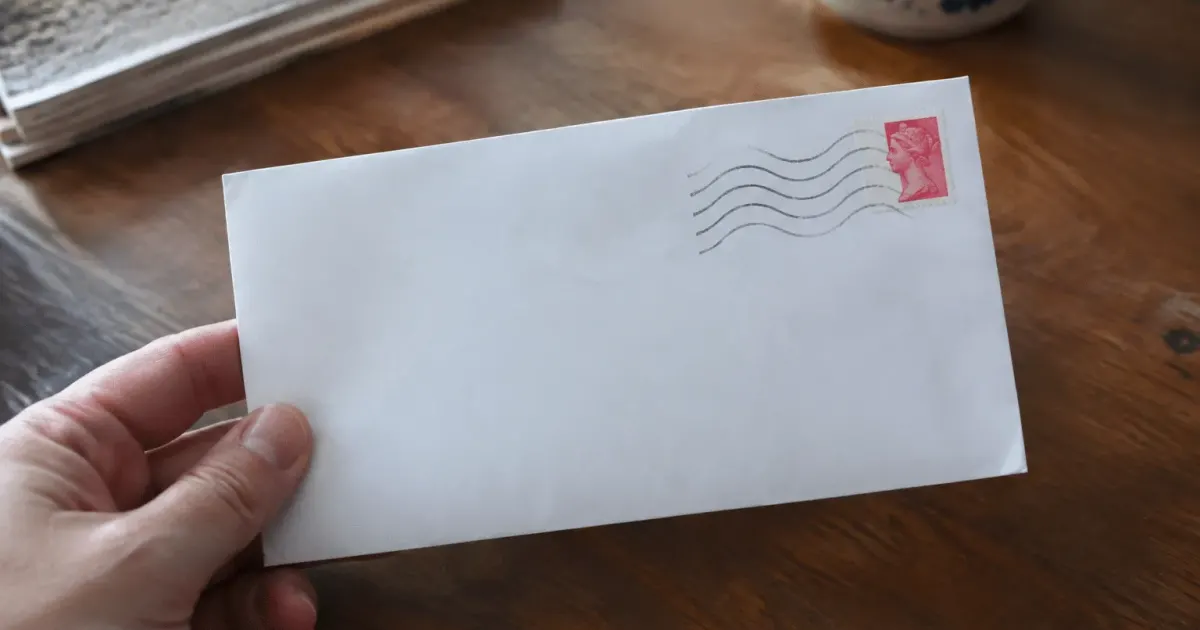Enveloppe postale affichant le code postal cinq chiffres de Senlis
