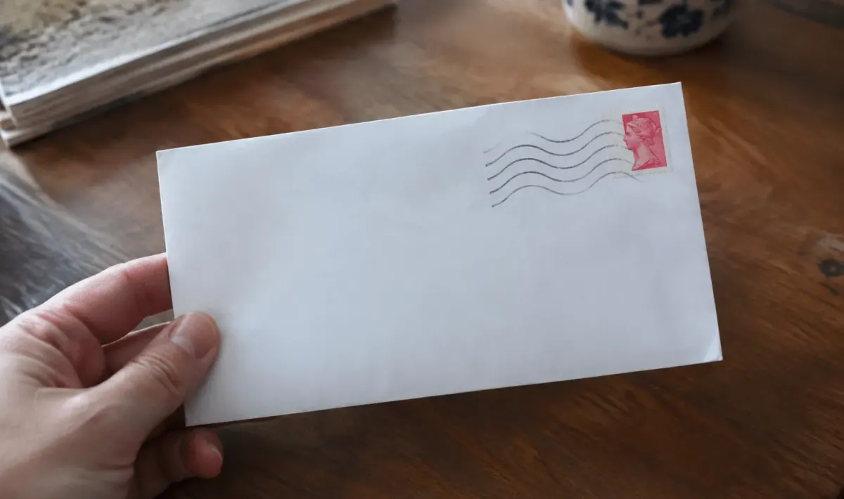 Enveloppe postale affichant le code postal cinq chiffres de Senlis