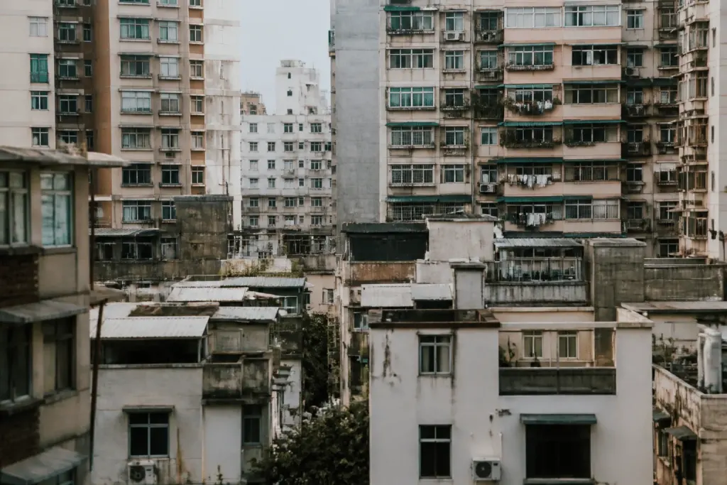 Immeubles collectifs serrés formant paysage urbain dense