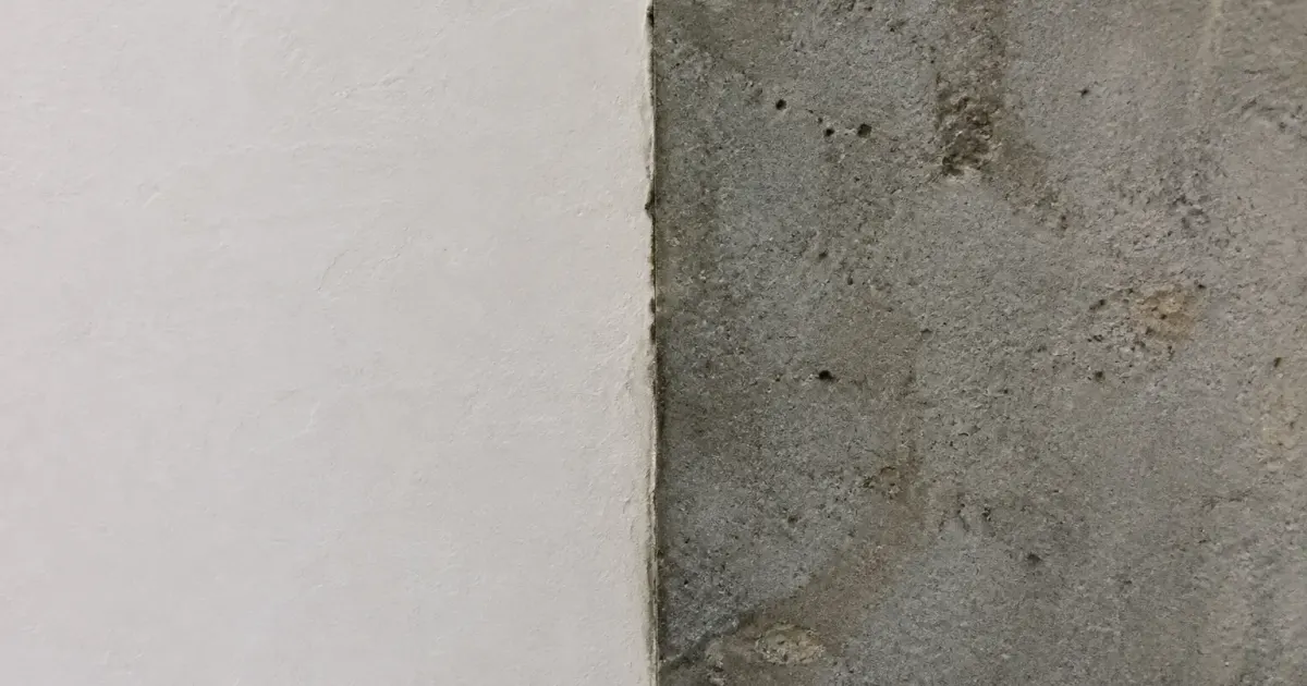 Ligne verticale separant platre blanc de beton gris