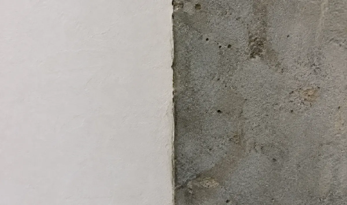 Ligne verticale separant platre blanc de beton gris