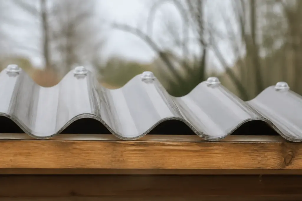 Plaques ondulees fixees au sommet avec joints seals