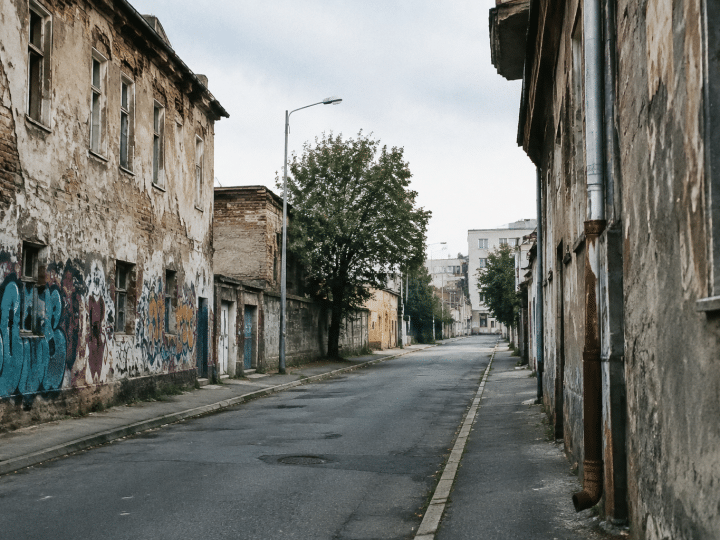 Rues urbaines desertes avec batiments delabres et graffitis visibles