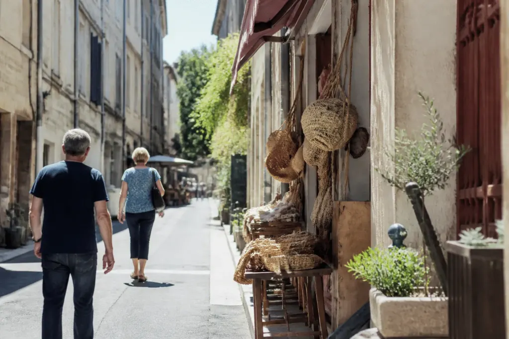 Rue de Tarascon avec commerces locaux en journée ensoleillée
